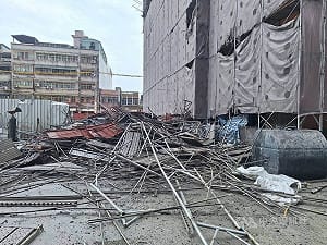 新北新莊工地鷹架倒塌2傷　1工人高樓墜落命危