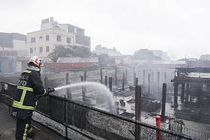 (影)中央社宅大火引發嚴重空污 中市府鐵腕重罰500萬並勒令停工