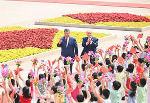 中國安排百名孩童歡迎川普  綠營：想到習近平與普丁聊器官移植「令人毛骨悚然」