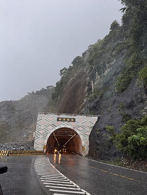 (影)蘇花崇德驚見「土石流瀑布」！30車受困隧道1小時 驚險畫面曝光