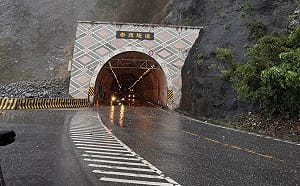 (影)蘇花崇德驚見「土石流瀑布」！30車受困隧道1小時 驚險畫面曝光