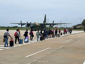 海象不佳「旅客受困馬祖」！民航局協調4軍機支援 疏運畫面曝光