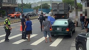 8旬婦高雄路口疑閃違停　與大貨車擦撞傷重身亡