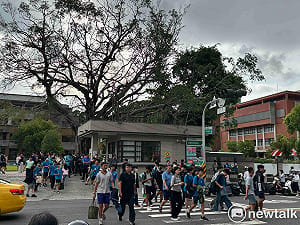 臺南會考首日秩序良好到考率逾99%  黃偉哲赴試務會慰勞並為考生加油