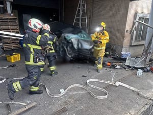 高雄轎車連撞4機車致5傷 再撞進工廠駕駛不治疑毒駕