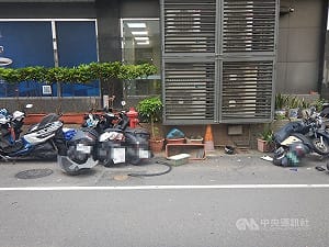 台中北區女開車疑恍神　逆向撞路旁9機車垃圾子母車