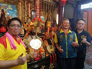 「嫌金牌太小」媽祖聽到了！銀樓老闆爐主遭託夢 趕製大金牌奉獻