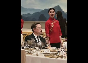 (影) 胸部一大一小藏設備? 川習會國宴女服務生不簡單 網友起底恐為情報員