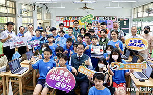 全國首批AI筆電進校園  黃偉哲加碼投入2.7億打造AI教育新世代