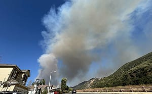 (影) 火海圍城！加州5天爆9場野火  萬人撤離州際公路急封