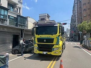 混凝土壓送車支架滑脫　橫掃路旁車輛秒成廢鐵