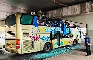 （影）疑走錯車道  哈爾濱雙層巴士慘遭「削頂」