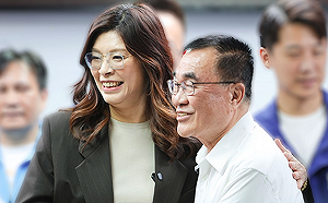 李四川遇鄭麗文秒閃人！ 她譏：大家遇到「票房毒藥」都成閃電俠