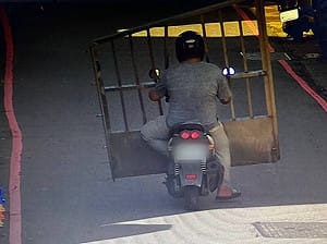 囂張！苗栗男大白天切割校園鐵門載走 警已鎖定嫌犯身分