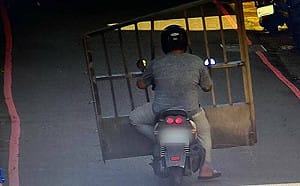 囂張！苗栗男大白天切割校園鐵門載走 警已鎖定嫌犯身分