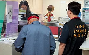 父愛令人動容！七旬父二度就業替兒還罰鍰  只為「換他一個未來」