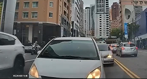 台中駕駛惡意逼車還丟東西！Uber司機無奈PO文  網：拜託一定檢舉他