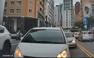 台中駕駛惡意逼車還丟東西！Uber司機無奈PO文  網：拜託一定檢舉他