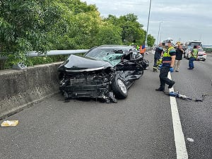 國3南下快官段自小客碰撞拖板車2傷　一度回堵1公里