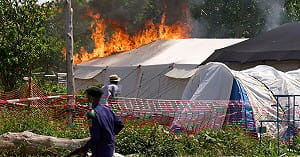 (影) 剛果爆伊波拉「搶屍暴動」! 家屬怒燒治療中心、遺體遭焚毀