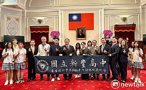 牽起歸仁藝術情》王定宇助新豐高中師生赴總統府  蕭美琴大讚學生創作世界級
