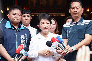 (影)藍白大團結！盧秀燕赴宜蘭力挺吳宗憲 贈無敵鐵金剛祝開創宜蘭新局
