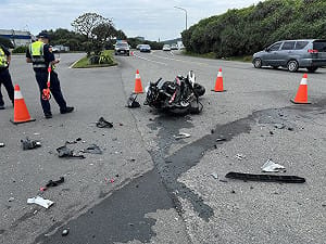 台2線貢寮段休旅車左轉撞重機　騎士送醫不治