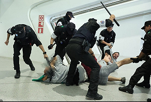 (影) 挺巴人士被西國警暴打！社運人士大鬧機場遭鎮壓 以卻嘲諷：充滿虛偽