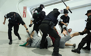(影) 挺巴人士被西國警暴打！社運人士大鬧機場遭鎮壓 以卻嘲諷：充滿虛偽