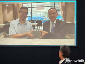 公開蕭旭岑手捧台商現鈔照 金溥聰：這張照片如何解釋？！　