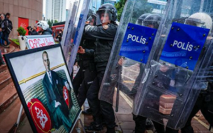 (影) 震撼！壓制政敵鋪路連任？土法院硬拔反對黨魁 警還破門鎮壓 數千人上街抗爭