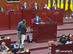 蔣萬安以為躺著選？   陳賢蔚贈沈伯洋書、萬安輔選箱 