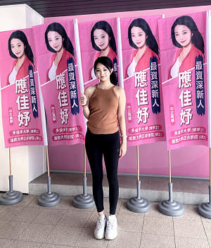被拍到當街被男子環抱抽菸　應佳妤：抽社交菸　對方只是友人 