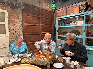 黃仁勳抽空陪爸媽吃飯！網友感動：再厲害的人在父母面前都是孩子