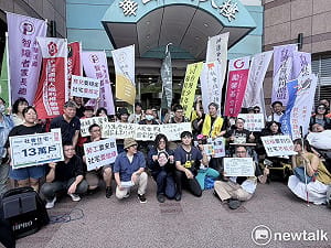 民團集結民進黨中央 抗議賴清德13萬戶社宅政見大跳票  