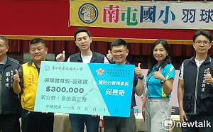 (影)侯湘婷現身南屯國小贈獎現場 感謝廖偉翔牽線a