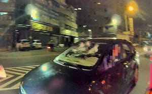 轎車擋風玻璃全碎繼續開！駕駛2毒品快篩陽性 女乘客瞎扯被笑
