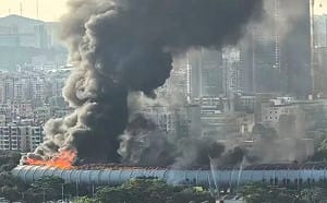快訊》深圳南坪快速道路發生大火! 火舌猛烈 濃煙直竄天際 傷亡情況未明