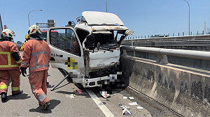 台68匝道車禍　水產行貨車撞護欄駕駛飛出亡