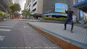 台北轉運站爆隨機攻擊！遭陌生男「丟石頭砸車」 大學生PO網提醒 