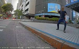台北轉運站爆隨機攻擊！遭陌生男「丟石頭砸車」 大學生PO網提醒 