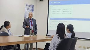 91歲還在拚學位！李富城深夜苦讀2年 碩士成績竟高達95分 