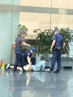 (影)台中市府驚傳暴力攻擊！男子持球棒闖社會局狂砸設備　現場民眾嚇壞