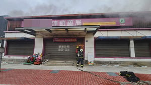 苗栗竹南藥局竄濃煙　消防破門灌救