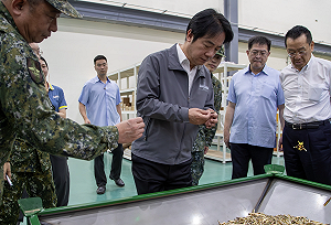 視察彈藥生產拿子彈    賴清德：一定會另提國防特別條例或追加預算 