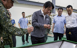 視察彈藥生產拿子彈    賴清德：一定會另提國防特別條例或追加預算 