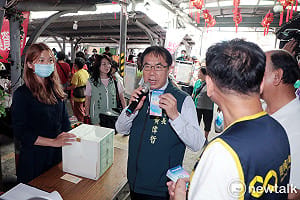黃偉哲現身百年東菜市「星市集」掀熱潮  力挺綠色永續與市民朋友一同「踅市仔」