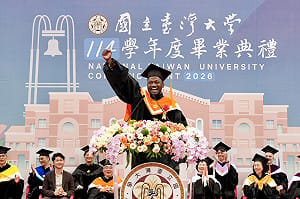 （影）台大畢典國際生致詞感動全場　坦尚尼亞博士生：台灣給我溫暖的家