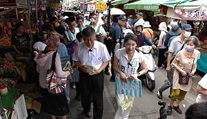 柯文哲涉貪遭判17年 台中水湳市場掃街被嗆「貪污受賄唯一死刑!」