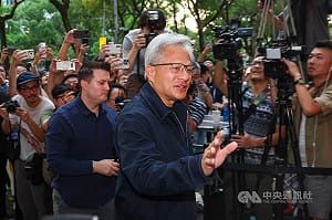 黃仁勳揭台灣電子供應鏈「忙翻」真相：AI已開始進入獲利期